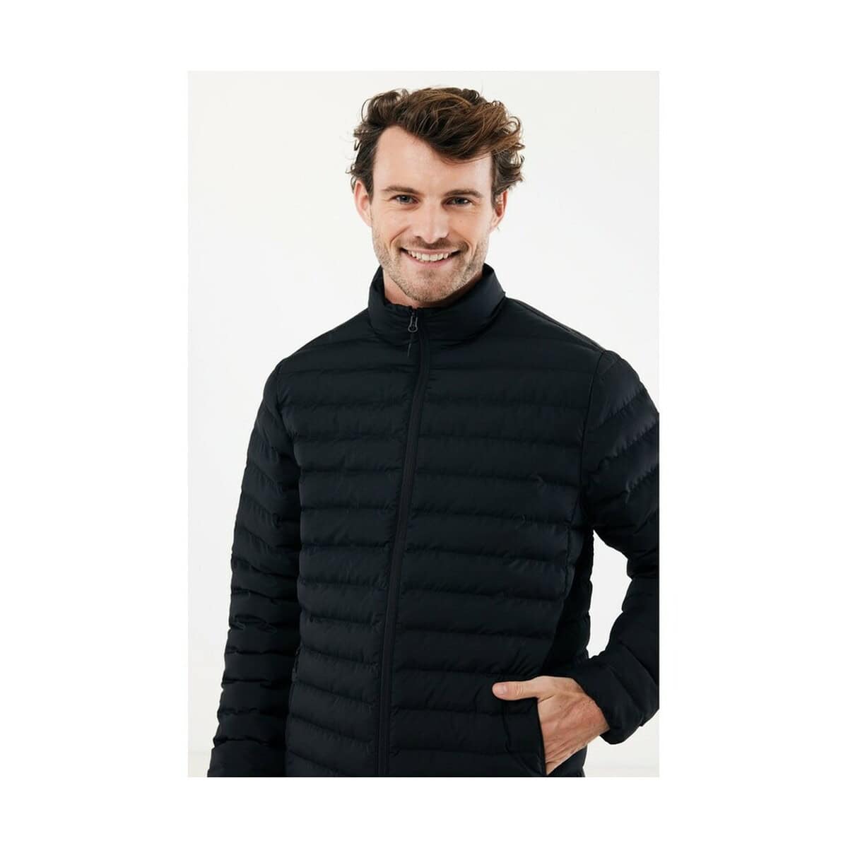 Kurtki z logo – męska kurtka iqoniq maiko T1703.001__F_254 1. Kurtka puchowa męska czarna, lekka i ciepła, idealna na chłodne dni.