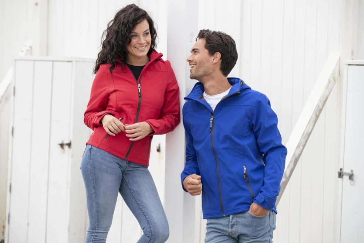 Kurtki z logo – męska kurtka softshell langley 3931125_m2 Czerwona i niebieska kurtka typu softshell z logo, odzież promocyjna reklamowa, modne gadżety na prezent, odzież firmowa dla pracowników, odzież reklamowa dla firm.