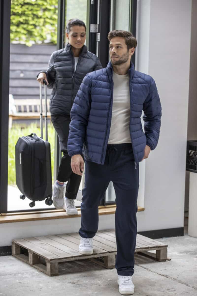 Kurtki z logo – ocieplana kurtka męska athenas z materiału z recyklingu 3934155_m1 1. plecak z logo na kółkach, dla podróżnych i biznesmenów, funkcjonalny i stylowy.