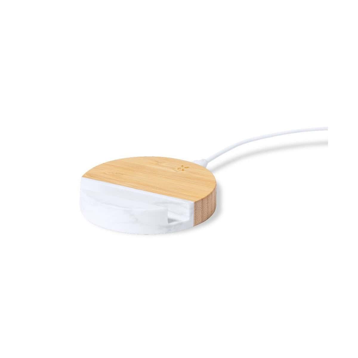 Ładowarki z logo – bambusowa ładowarka bezprzewodowa 15w, stojak na telefon V1135-00_AAA06 Drewniana ładowarka na telefon z białym kabelkiem, ekologiczne gadżety, personalizowane grawerunki.