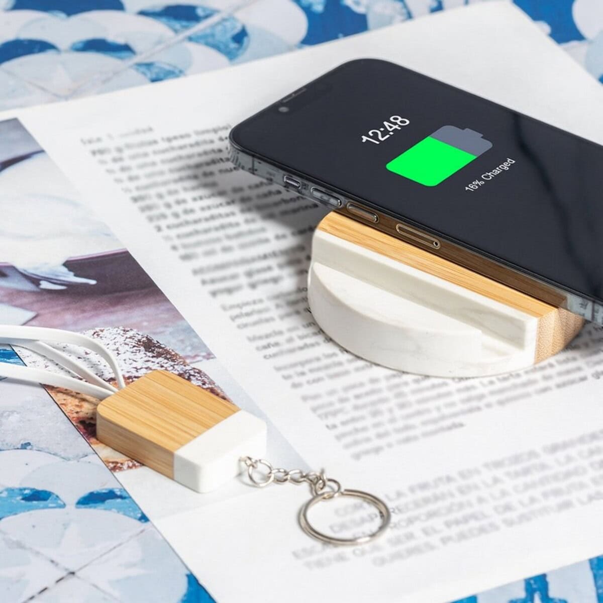 Ładowarki z logo – bambusowa ładowarka bezprzewodowa 15w, stojak na telefon V1135_A Ładowarka bezprzewodowa z drewnianym elementem na biurku, nowoczesny gadżet elektroniczny.