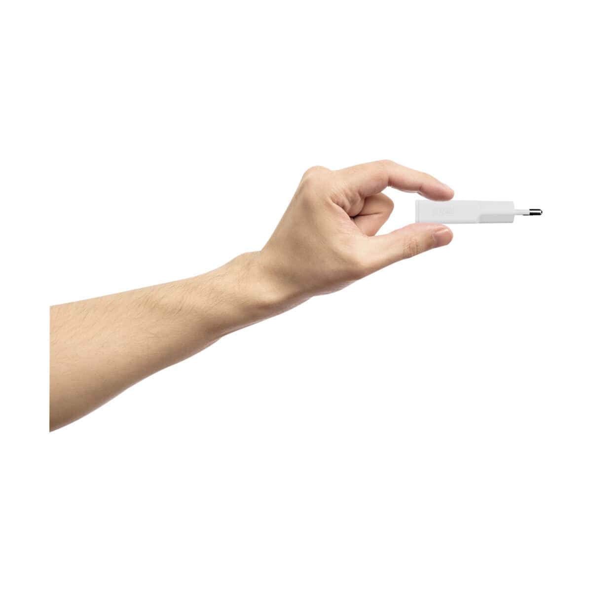 Ładowarki z logo – xtorm xg2sl033 go2 slimline ładowarka o mocy 33 w 12447401_e1 Czarny i biały pendrive USB typu C trzymany na białym tle.