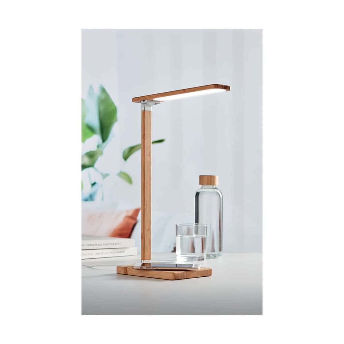 Lampki na biurko z logo – lampka biurkowa/ładowarka 10w neat light mo6346-40-ambiant Drewniana lampka biurkowa z led, nowoczesny gadżet do biura, dekoracja wnętrz, minimalistyczne oświetlenie.