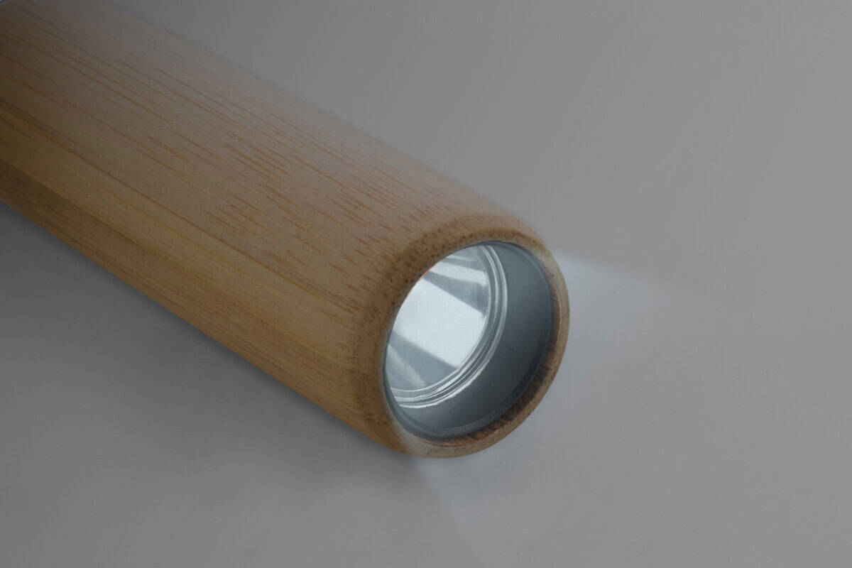 Latarki z logo – charboo latarka akumulatorowa AP864055__FC1 Przybornik na biurko z drewnianym wykończeniem i lusterkiem.