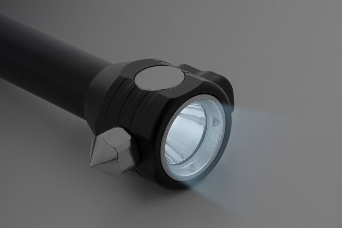 Latarki z logo – hemmerg latarka / młotek bezpieczeństwa AP864065__FC1 Latarka LED z czarnym uchwytem i dużym reflektorem, idealna do grilla i outdoorowych aktywności.