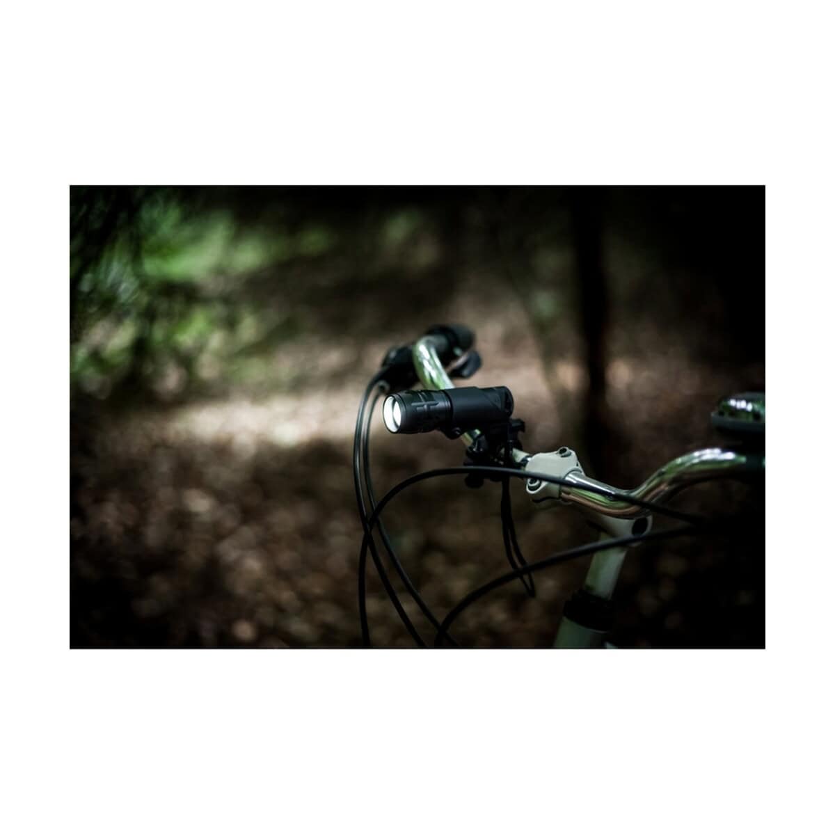 Latarki z logo – latarka 1 cree led air gifts, lampka rowerowa | cynthia V8747_A 1. Lampka od roweru na leśnej ścieżce, idealna na gadżety rowerowe.