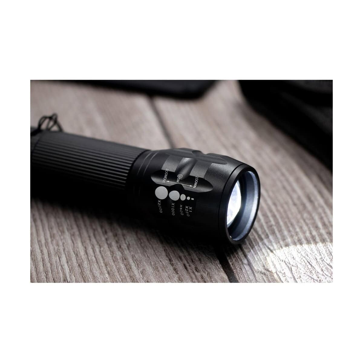 Latarki z logo – latarka 1 cree led air gifts, lampka rowerowa | cynthia V8747_C Latarka LED na podłodze, gadżet promocyjny, prezent biznesowy, personalizowane gadżety reklamowe.