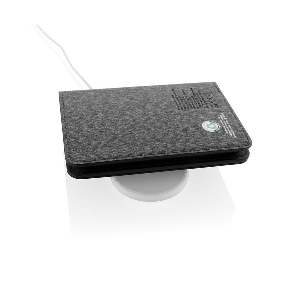 Lokalizatory kluczy z logo – etui na paszport, bezprzewodowy wykrywacz, lokalizator trackmate P301.5601__B_3 1. Alternatywny tekst: Przenośny powerbank z etui w stylu tapicerki, elegancki i praktyczny.