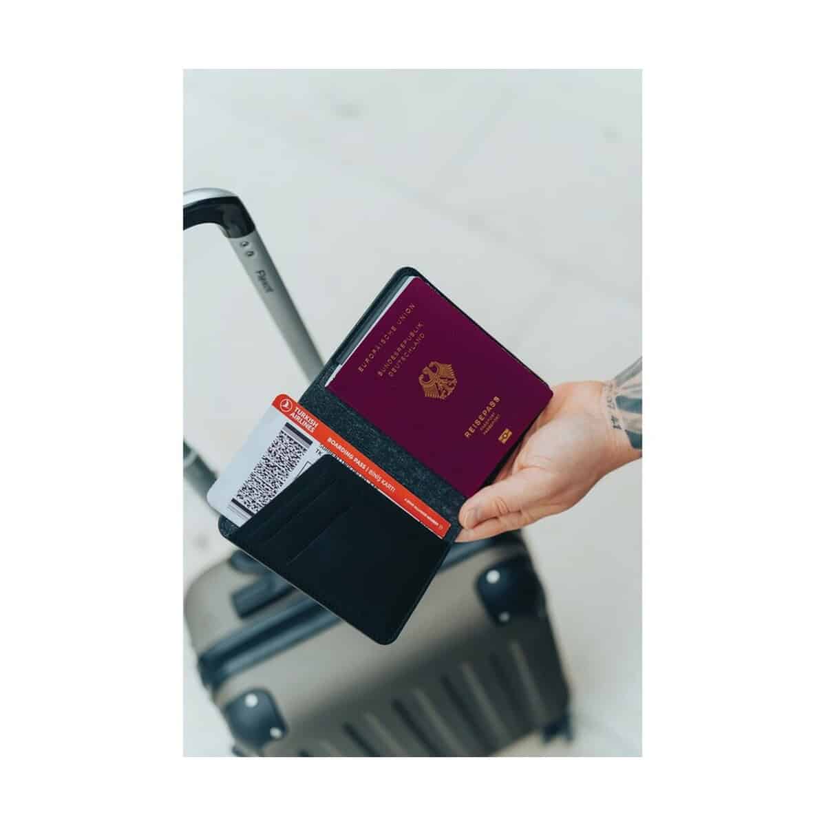 Lokalizatory kluczy z logo – etui na paszport, bezprzewodowy wykrywacz, lokalizator trackmate P301.5601__M_40 Paszport w portfelu na kierownicy bagażu podręcznego na lotnisku.