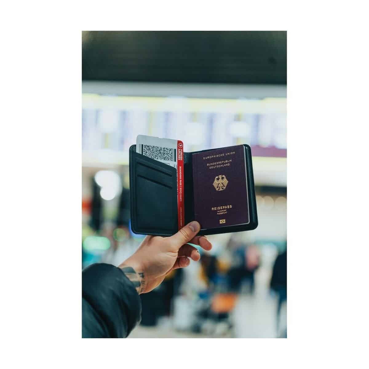 Lokalizatory kluczy z logo – etui na paszport, bezprzewodowy wykrywacz, lokalizator trackmate P301.5601__M_400 1. Skórzany portfel na karty z paszportem i boarding pass, idealny na podróże i gadżety podróżnicze.