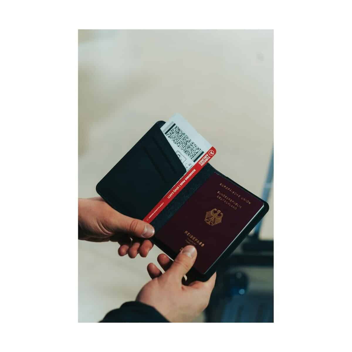 Lokalizatory kluczy z logo – etui na paszport, bezprzewodowy wykrywacz, lokalizator trackmate P301.5601__M_402 - Karta pokładowa i paszport w portfelu na podróż zagraniczną.