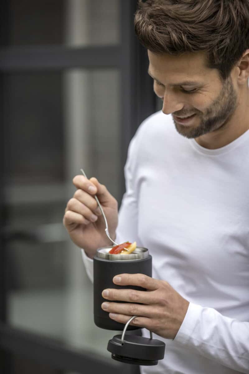 Lunchboxy z logo – doveron pojemnik śniadaniowy ze stali nierdzewnej z recyklingu o pojemności 500 ml 11342201_m1 Lydka z kubkiem termicznym, mężczyzna jedzący i cieszący się posiłkiem, nowoczesne gadżety do trzymania napojów, personalizowane gadżety na prezent.