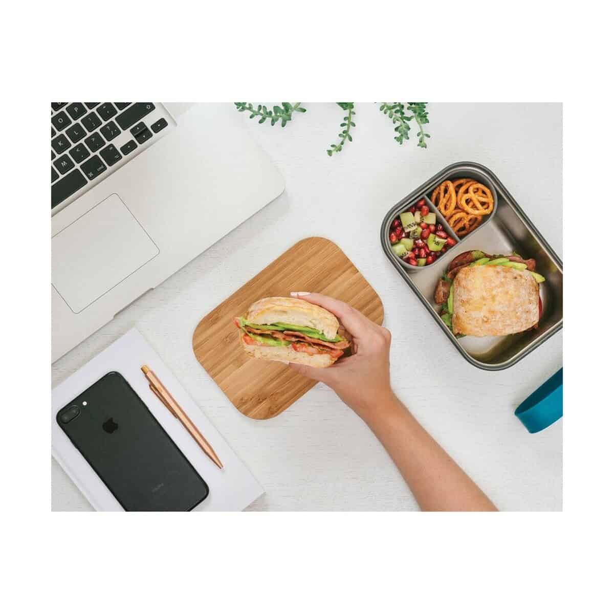 Lunchboxy z logo – duże pudełko śniadaniowe ze stali nierdzewnej black+blum P439.0133__M_400 Pasek na lunch z napisami, gadżet promocyjny, lunch box z napisem, prezent firmowy, gadżety reklamowe, gadżety promocyjne, gadżety z logo.
