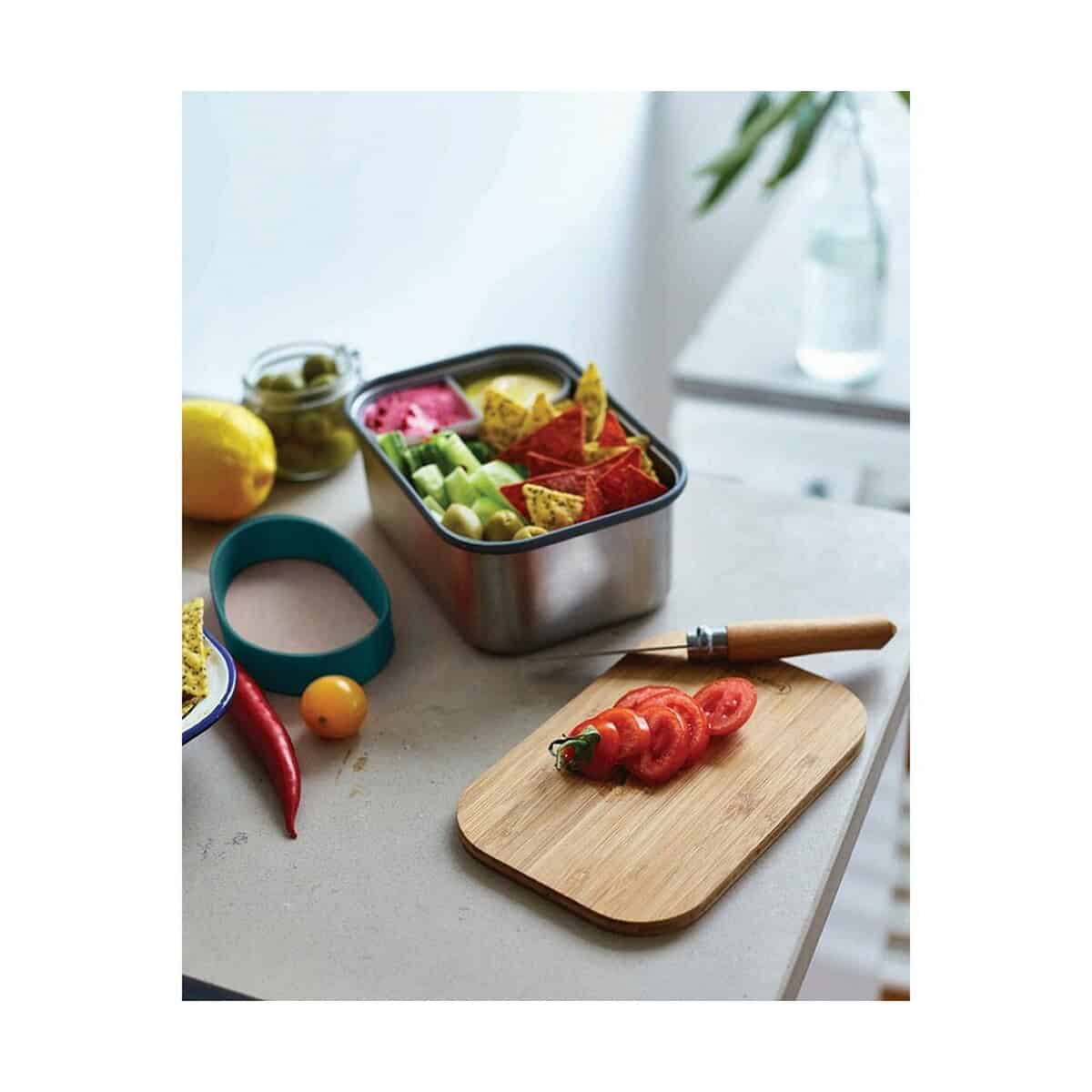 Lunchboxy z logo – duże pudełko śniadaniowe ze stali nierdzewnej black+blum P439.0133__M_403 Kolorowe gadżety kuchenne do przechowywania warzyw i przekąsek, idealne na prezent lub do użytku domowego.