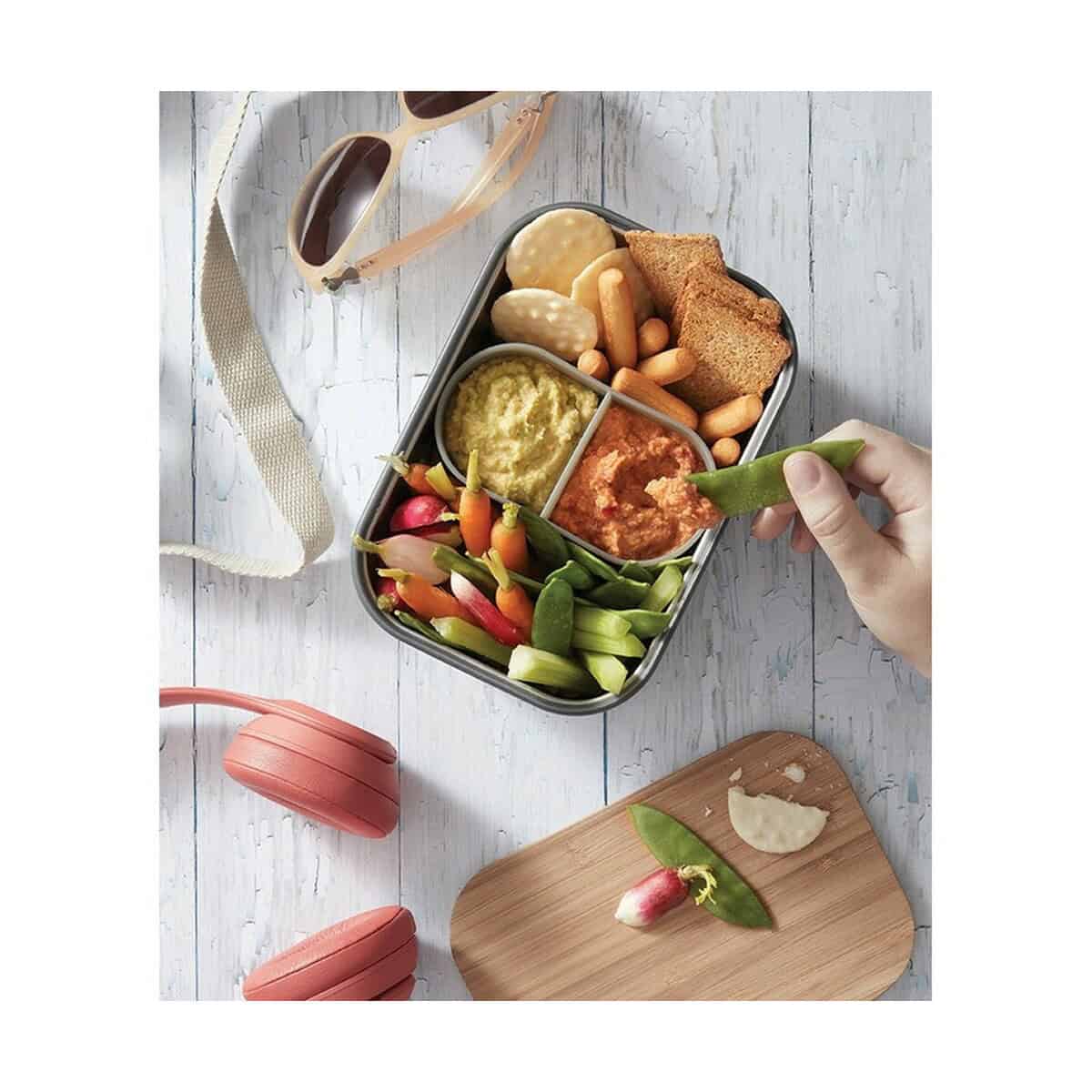 Lunchboxy z logo – duże pudełko śniadaniowe ze stali nierdzewnej black+blum P439.0133__M_404 Kolorowa podłużna puszka na przekąski z warzywami i dipami. Idealne gadżety gastronomiczne i biurowe na lunch.