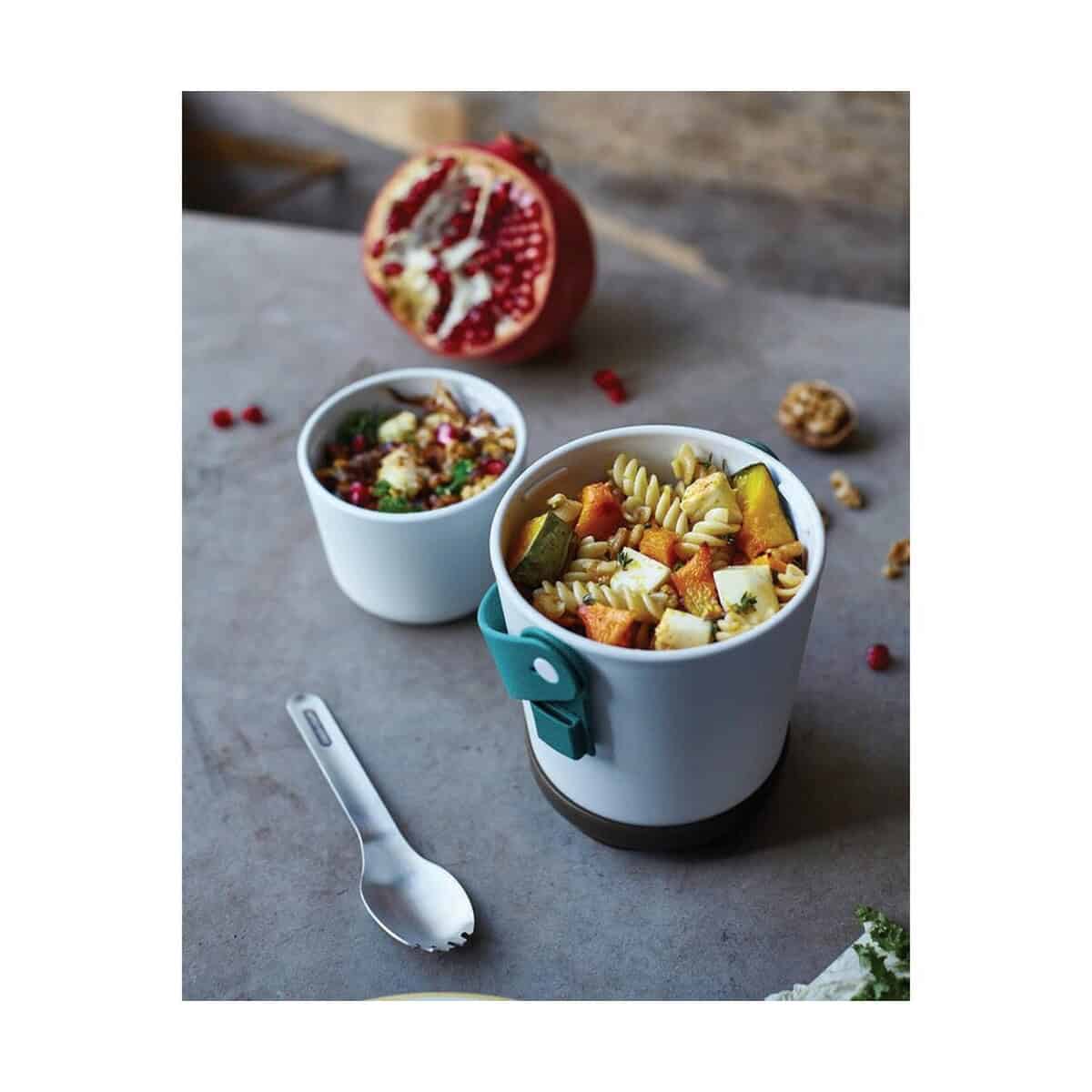 Lunchboxy z logo – lunchbox, miska śniadaniowa black+blum P439.0333__M_401 1. Kolorowe kubki z jedzeniem i pomegranate na stole, akcesoria kuchenne, gadżety kuchenne.