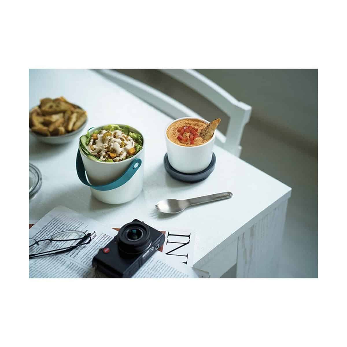 Lunchboxy z logo – lunchbox, miska śniadaniowa black+blum P439.0333__M_402 Kolorowe gadżety reklamowe na stole, kubki z jedzeniem, aparat i okulary, idealne na prezent lub promocję.