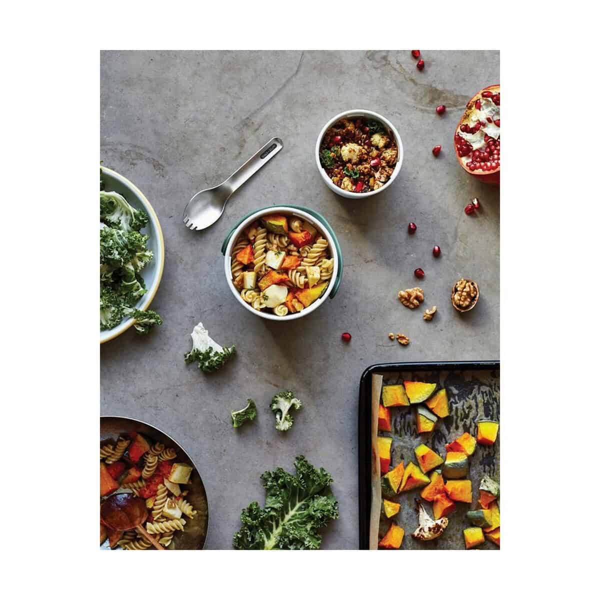 Lunchboxy z logo – lunchbox, miska śniadaniowa black+blum P439.0333__M_404 1. Zestaw gadżetów na obiad z makaronem, warzywami i sałatą, idealny na prezent.