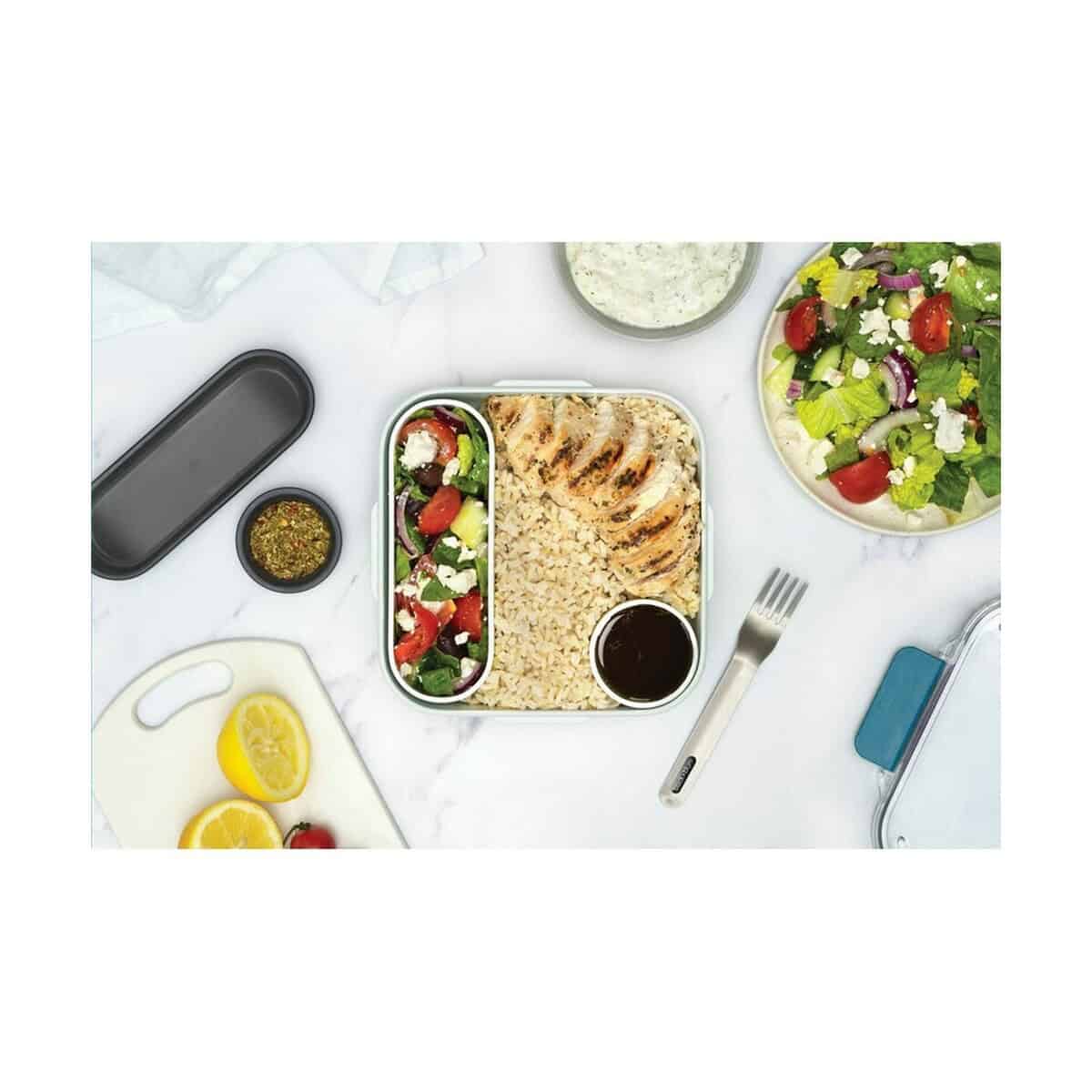 Lunchboxy z logo – lunchbox, pudełko śniadaniowe black+blum P439.0233__M_401 1. Pudełko na lunch z kurczakiem, ryżem i sałatką, idealne na lunch w pracy.