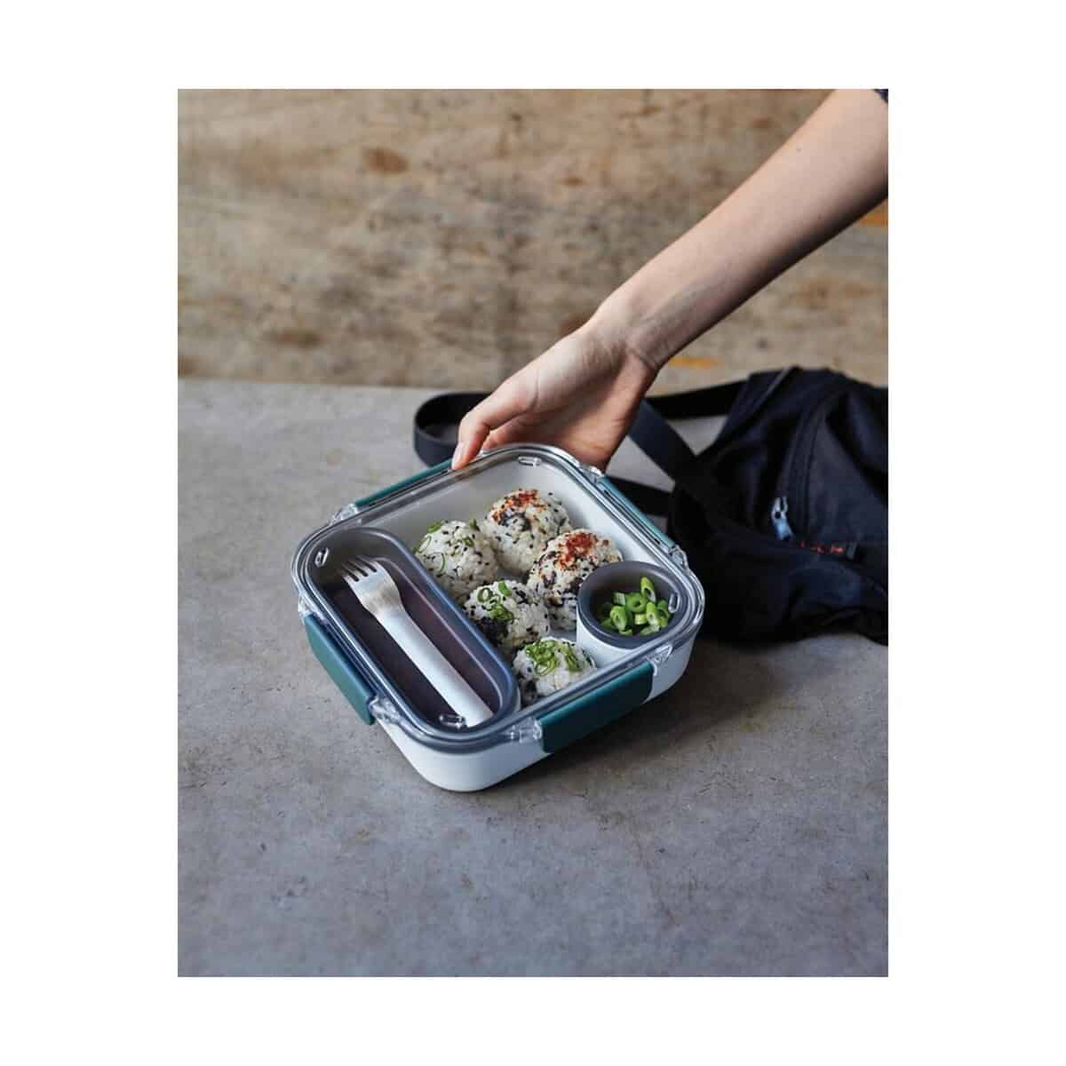 Lunchboxy z logo – lunchbox, pudełko śniadaniowe black+blum P439.0233__M_402 1. Pojemnik na jedzenie z na żywo sushi i zielonym dymkiem, lunch box na wynos.