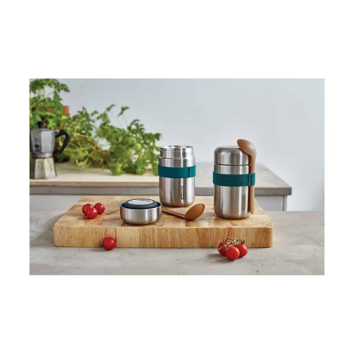 Lunchboxy z logo – próżniowy pojemnik na żywność 400 ml z łyżką black+blum P439.0533__M_400 1. Termosy ze stali nierdzewnej na lunch w stylu industrial, popularne gadżety do kuchni.