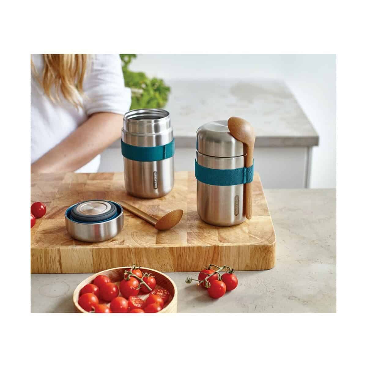 Lunchboxy z logo – próżniowy pojemnik na żywność 400 ml z łyżką black+blum P439.0533__M_402 1. Termos szklany z podwójnymi ściankami, kubkami i łyżkami, idealne na podróż.