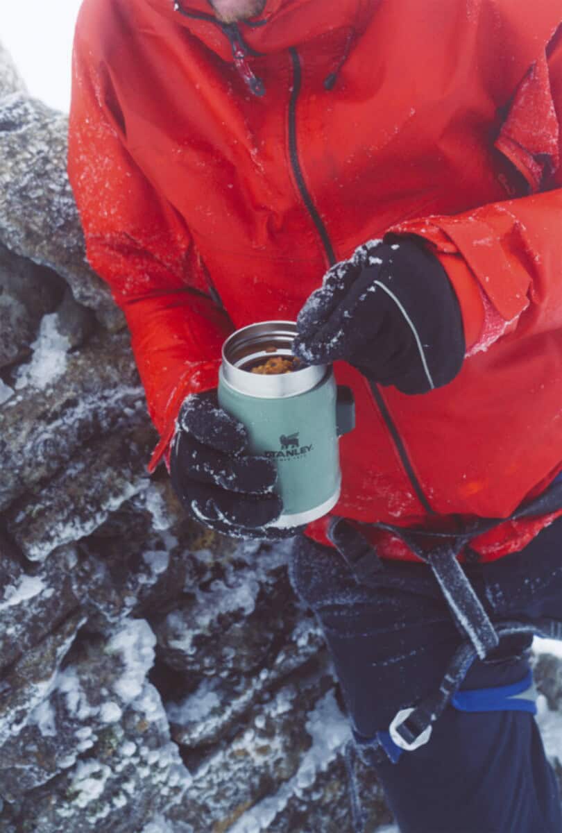 Lunchboxy z logo – słoik na żywność stanley legendary z łyżko-widelcem, o pojemności 400 ml 10088141_m2 Termofor turystyczny stalowy z logo Stanley, idealny na zimowe wyprawy, utrzymuje ciepło napojów.