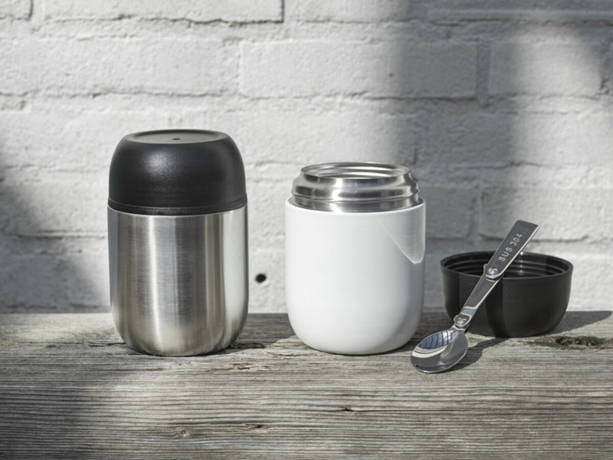 Lunchboxy z logo – supo dwuścienny pojemnik śniadaniowy ze stali nierdzewnej z recyklingu o pojemności 480 ml 11342101_m1 Stalowy termos i biały lunchbox z łyżeczką na drewnianym stole, gadżety do biura i podróży.