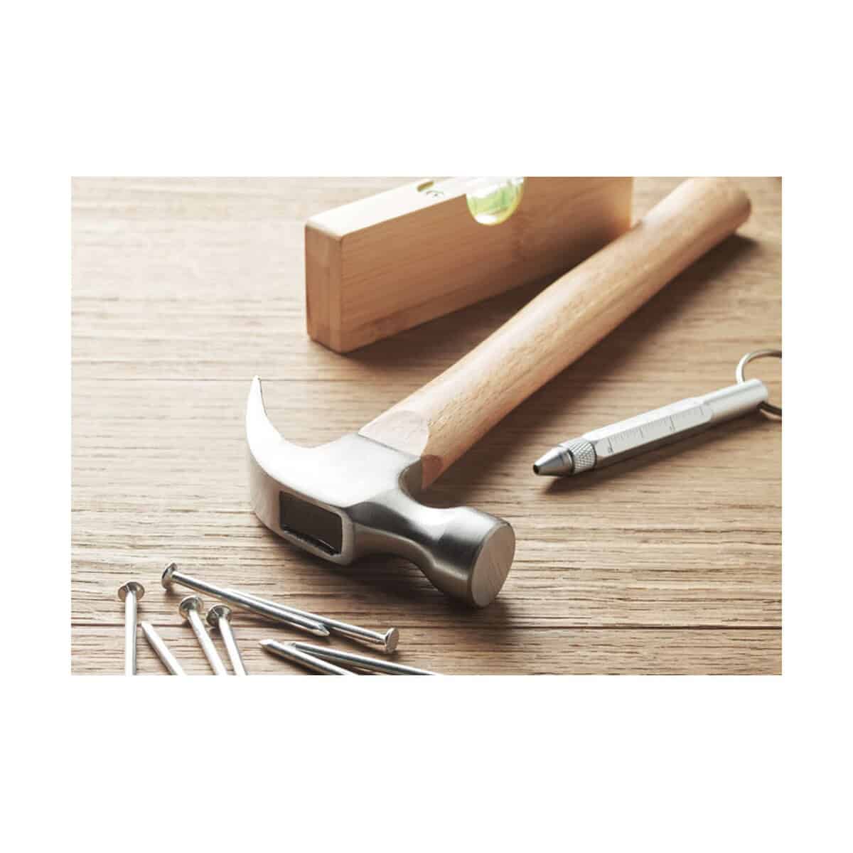 Narzędzia wielofunkcyjne z logo – drewniany młotek z pazurem cracker mo2276-40-ambiant Hammer z drewnianą rączką i poziomica na stole, narzędzia warsztatowe, zestaw narzędzi do napraw.