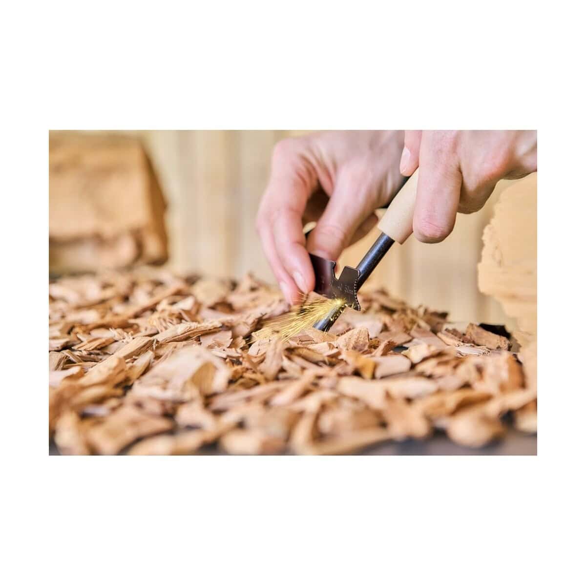 Narzędzia wielofunkcyjne z logo – narzędzie wielofunkcyjne VA564-16_ATM02 Drwalec ręcznie pracuje z wiórami drewna, narzędzie do obróbki drewna, ręczne narzędzie stolarskie, obsługiwanie narzędzia do drewna, prace stolarskie.