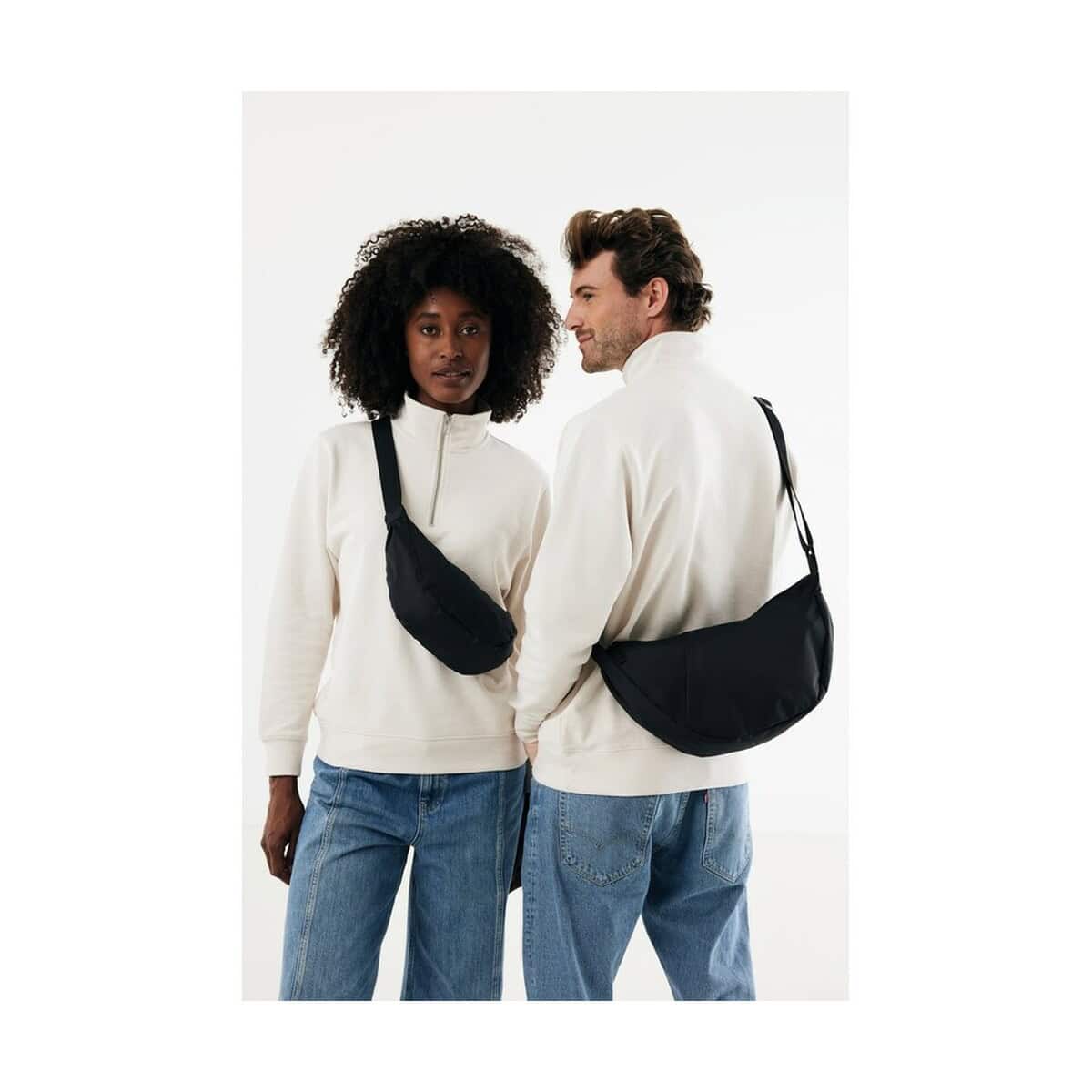 Nerki z logo – saszetka zapinana w pasie crescent xl aware™ rpet P763.5101__F_250 1. Torba listonoszka na ramię, modna i funkcjonalna, idealna na co dzień.