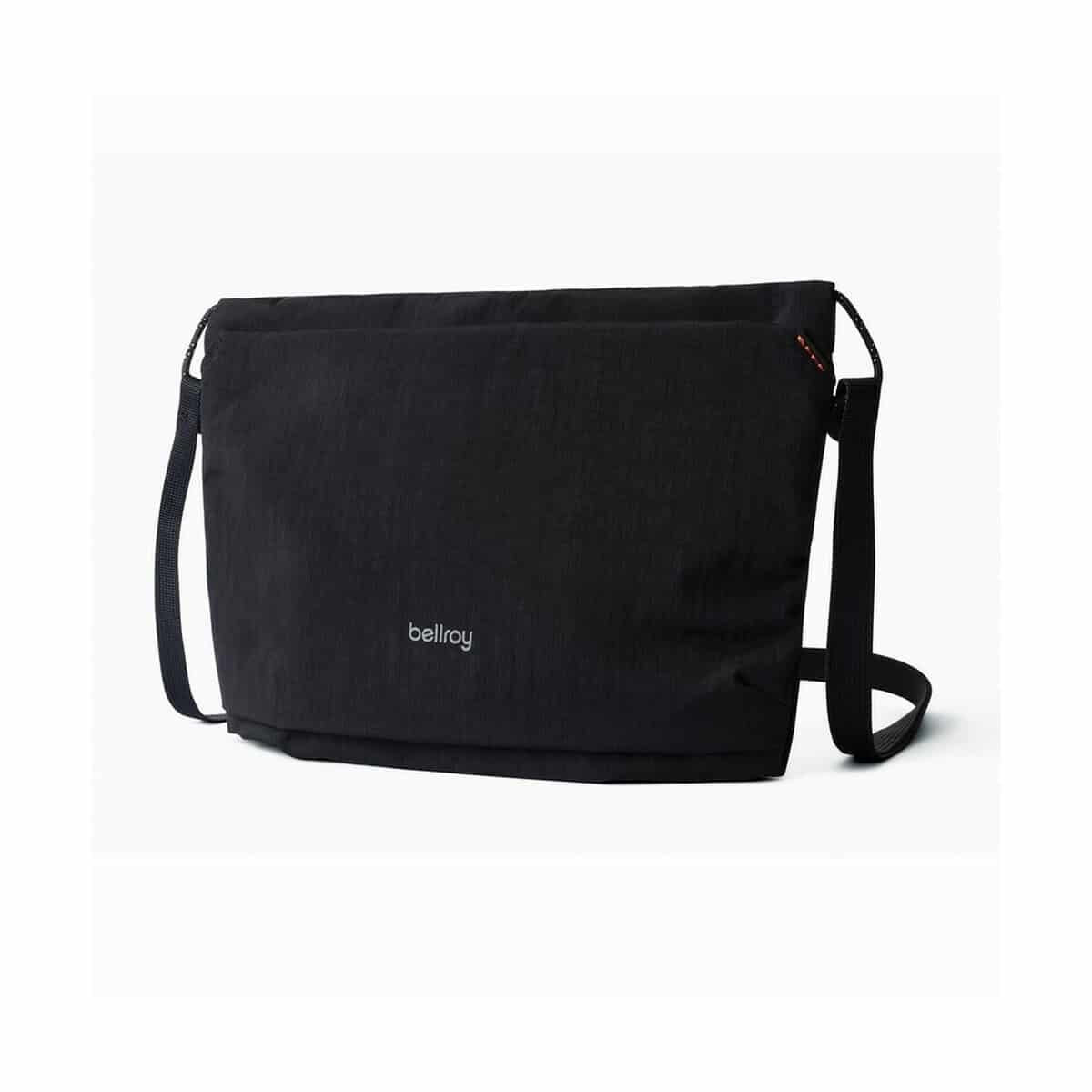 Nerki z logo – saszetka zapinana w pasie, nerka bellroy P763.3801__B_1 Wszechstronna torba na ramię Bellroy, idealna na codzienne gadżety i akcesoria.