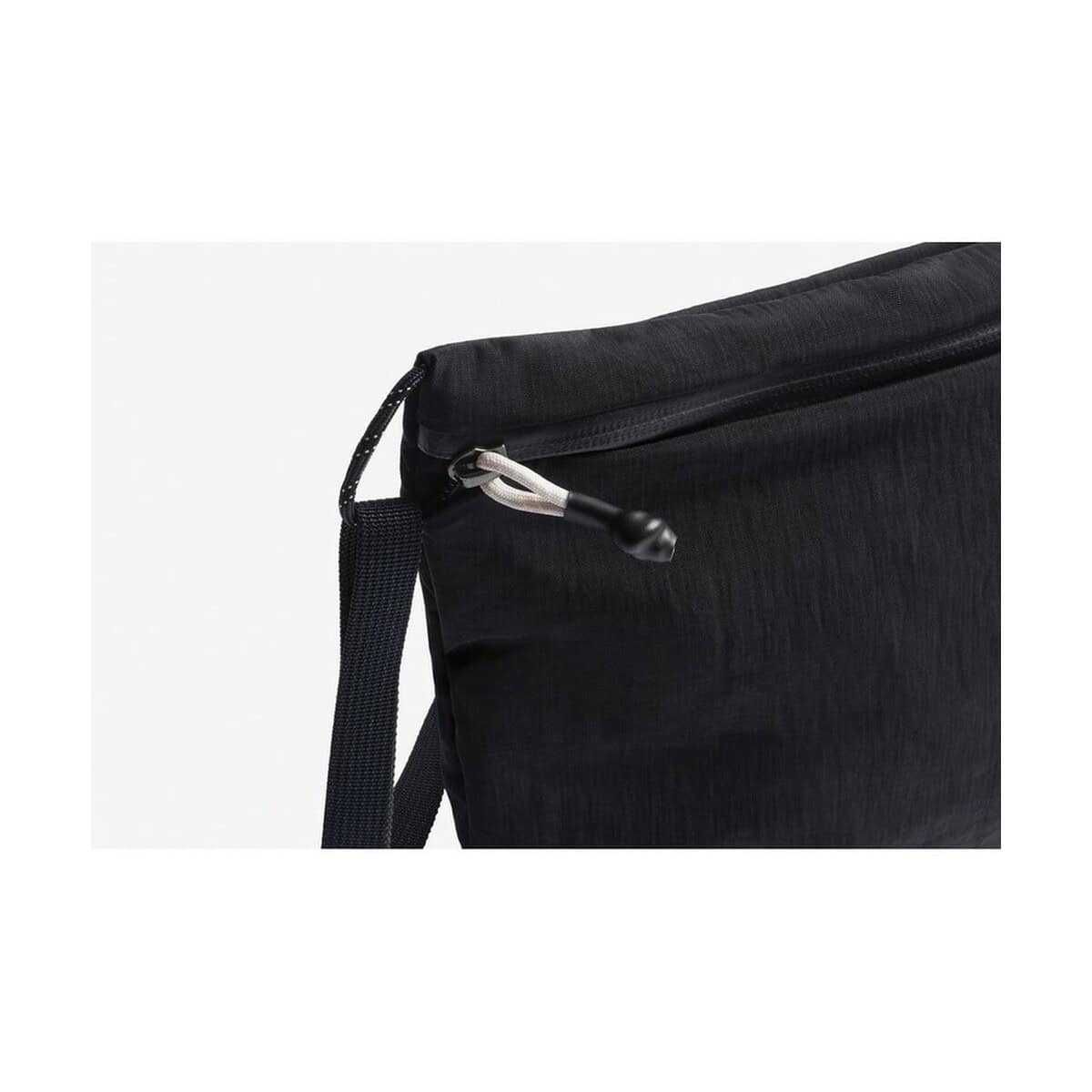 Nerki z logo – saszetka zapinana w pasie, nerka bellroy P763.3801__B_6 1. Torba na ramię z gumowym zamknięciem i regulowanym paskiem, czarna, funkcjonalna.