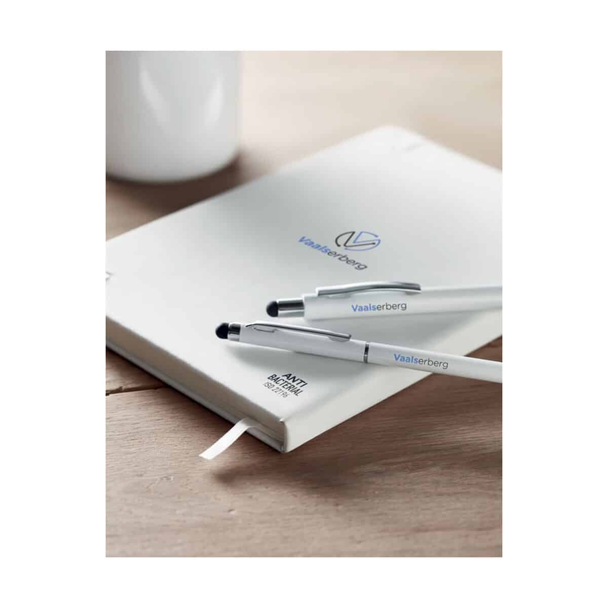 Notatniki z logo – antybakt. notes a5 w linie arco clean mo6141-06-ambiant Logo firmowe gadżety reklamowe na notatniku i piśmie z nadrukiem, personalizowane gadżety reklamowe dla firm, promocyjne akcesoria biurowe, nadruk logo na artykułach piśmiennych, gadżety korporacyjne.