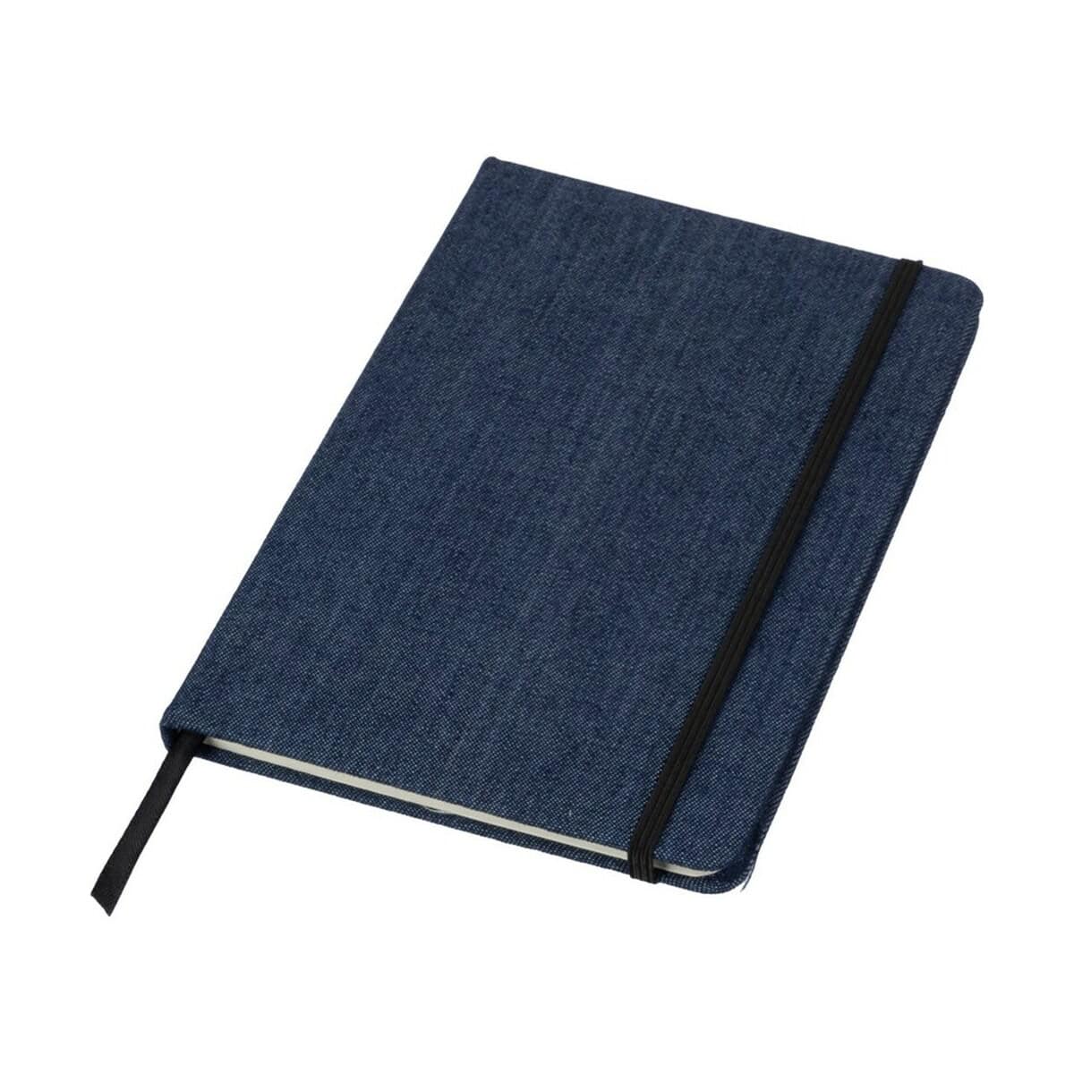 Notesz z materiału w jeansowym stylu, z czarną gumką do zamykania. Idealny gadżet reklamowy i prezent z logo.