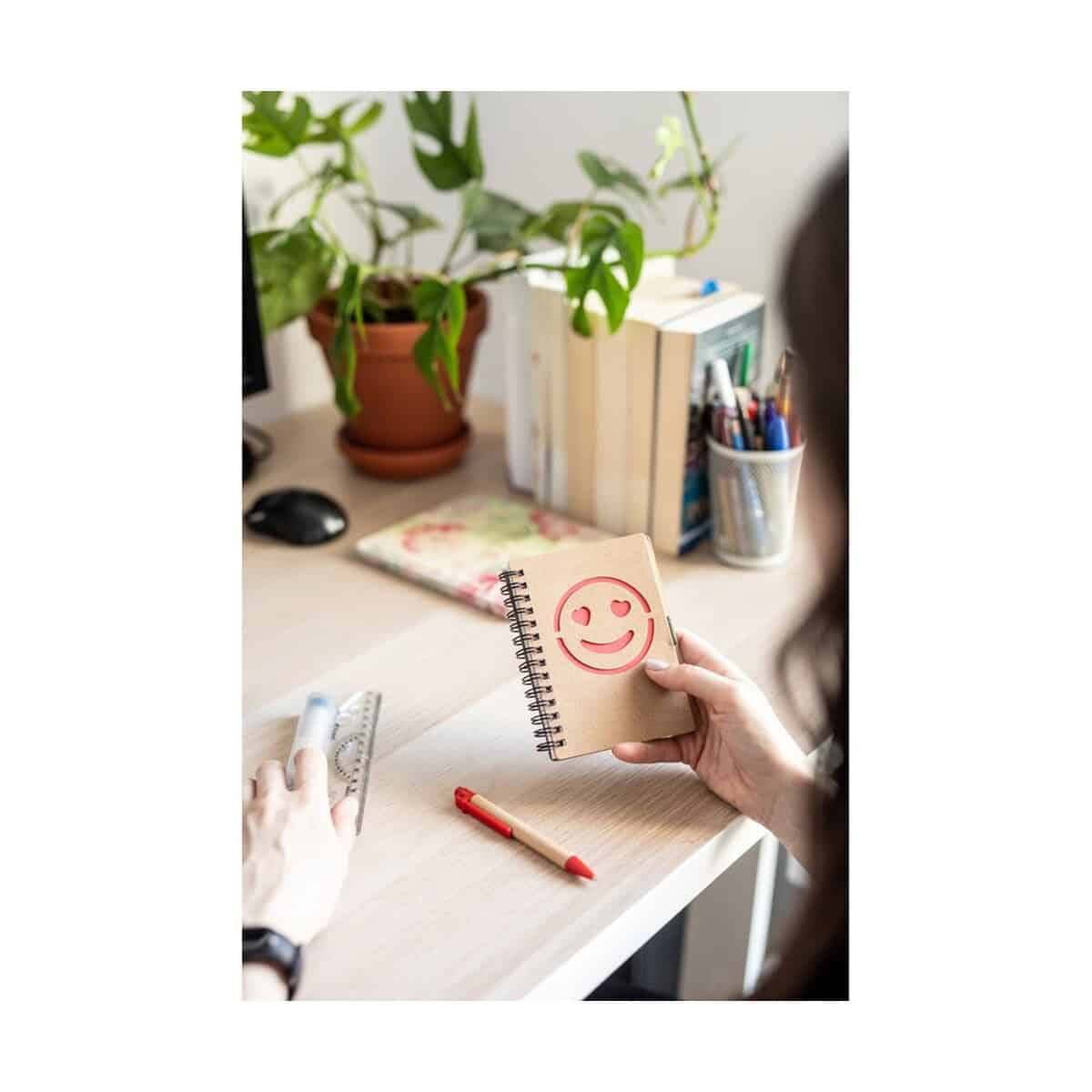 Notatniki z logo – notatnik ok. b7 „uśmiechnięta buzia” z długopisem | dylan V7247_A Unikalny gadżet biurowy z uśmiechem, personalizowany upominek z emoji, gadżety reklamowe z nadrukiem.
