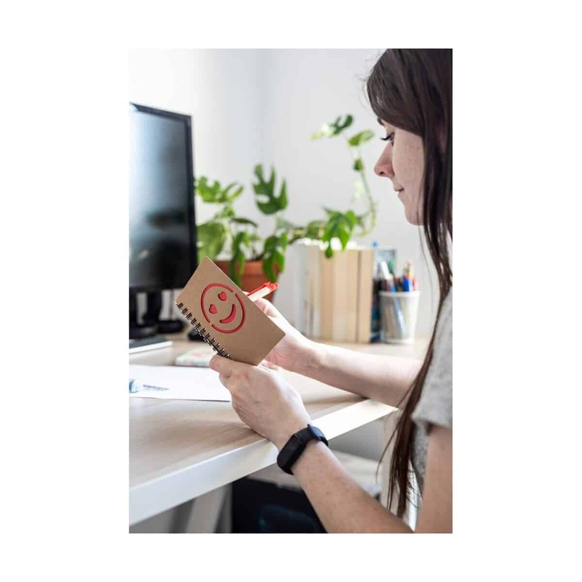 Notatniki z logo – notatnik ok. b7 „uśmiechnięta buzia” z długopisem | dylan V7247_B 1. Gadżety reklamowe z nadrukiem smiley na notesie biurowym, personalizacja i promocja marki.