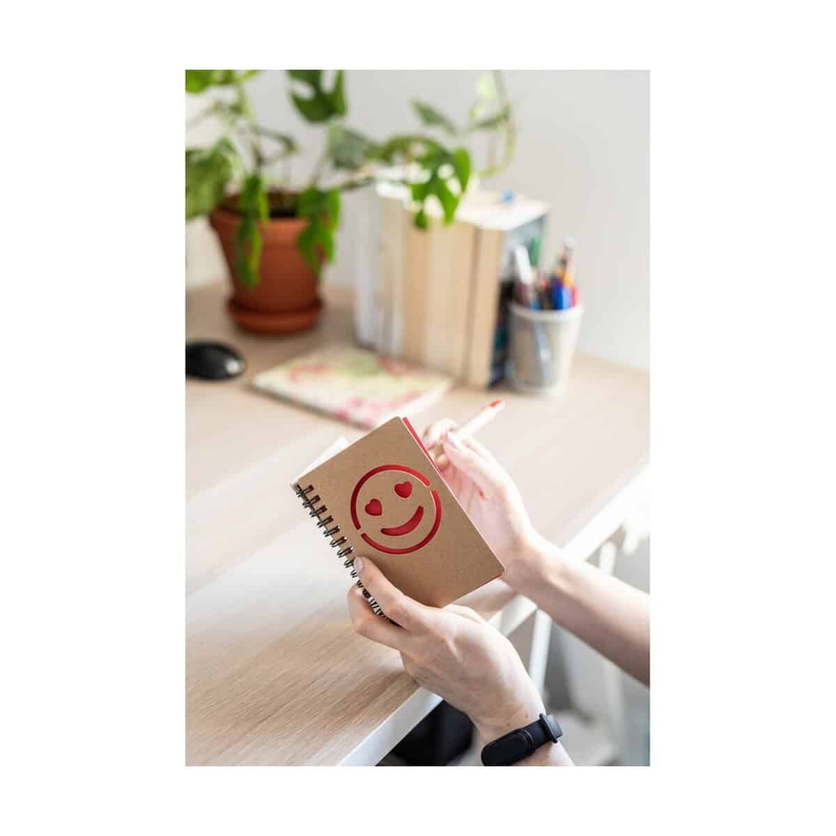 Notatniki z logo – notatnik ok. b7 „uśmiechnięta buzia” z długopisem | dylan V7247_E Uśmiechnięty podkładka pod notes z emotikonem, gadżety biurowe, prezent kreatywny.
