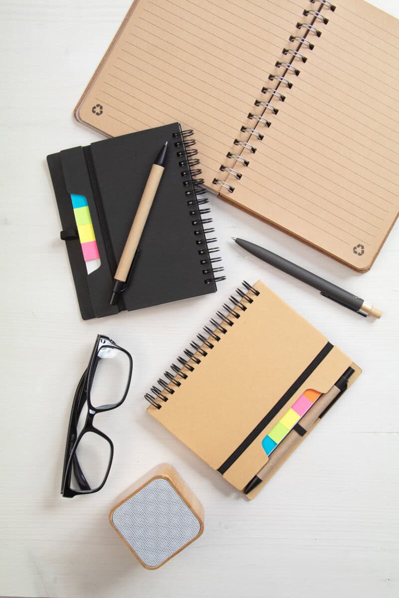 Notatniki z logo – reesy notes AP800771-00__DG1 Notesnik z elastycznymi zakładkami, pióro, okulary, głośnik Bluetooth, notatniki w różnych rozmiarach i kolorach, akcesoria biurowe, gadżety promocyjne.