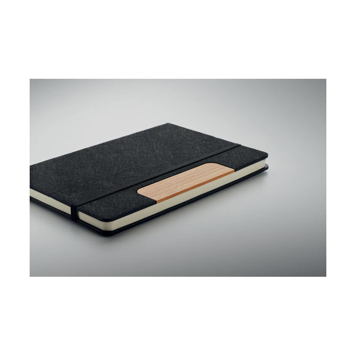 Notatniki z logo – zestaw notatników a5 rpet notemix mo2390-03-detail Czarna elegancka notatnik z kartką drewnianą wstawką na okładce, idealny gadżet biurowy.