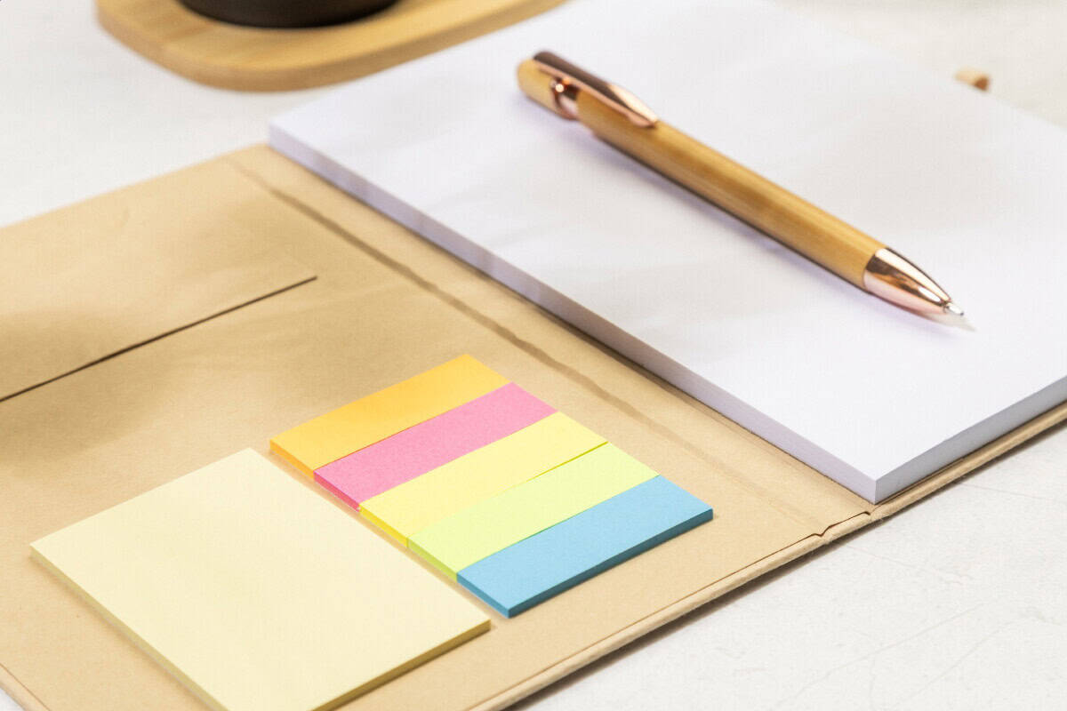 Notesy z logo – conus notes AP800097-00__DG Kolorowe notatki samoprzylepne, notes, długopis na biurku.