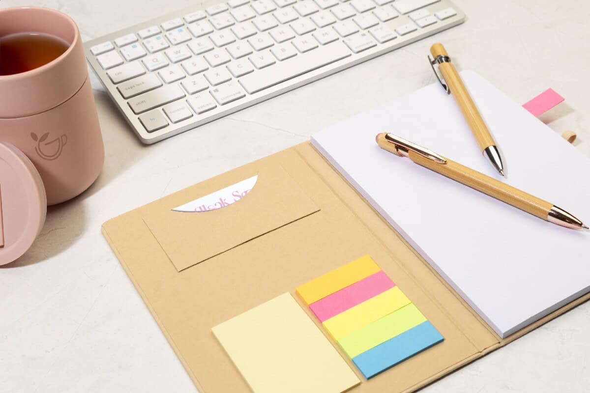 Notesy z logo – conus notes AP800097-00__DG3 Kubek z herbatą, biurowe gadżety, organizer na notatki, długopisy, akcesoria biurowe, prezenty firmowe, gadżety reklamowe, upominki na biurko.