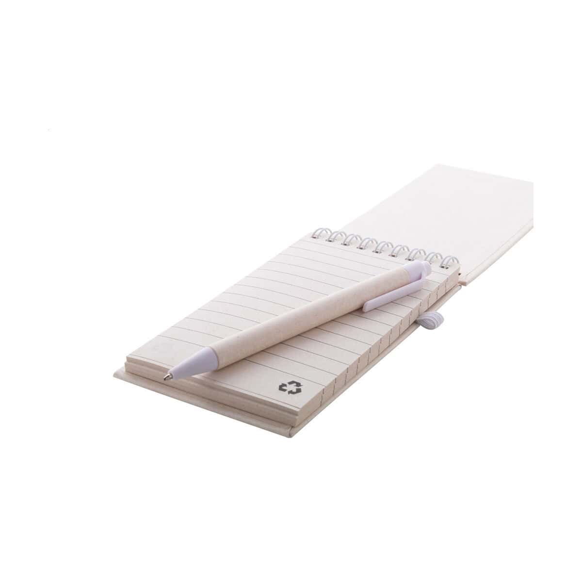 Notesy z logo – relact jot notes z kartonów po mleku AP800775-01__CU Notes: The image features a small notepad with a pen, primarily in white.