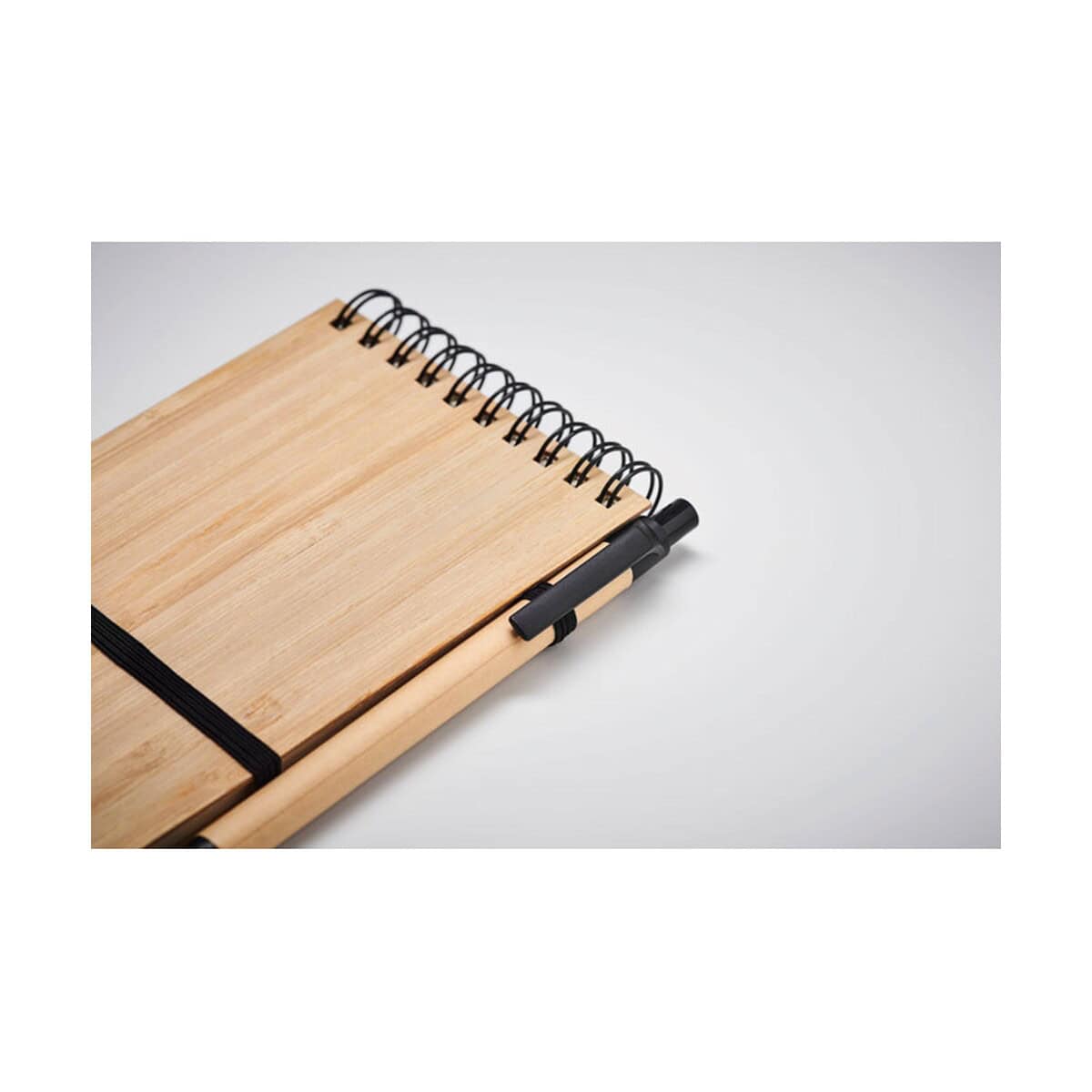 Notesy z logo – zestaw notesów bambusowych a6 sonorabam mo6528-03-detail Notatnik drewniany z czarnym długopisem i spirale na okładce.