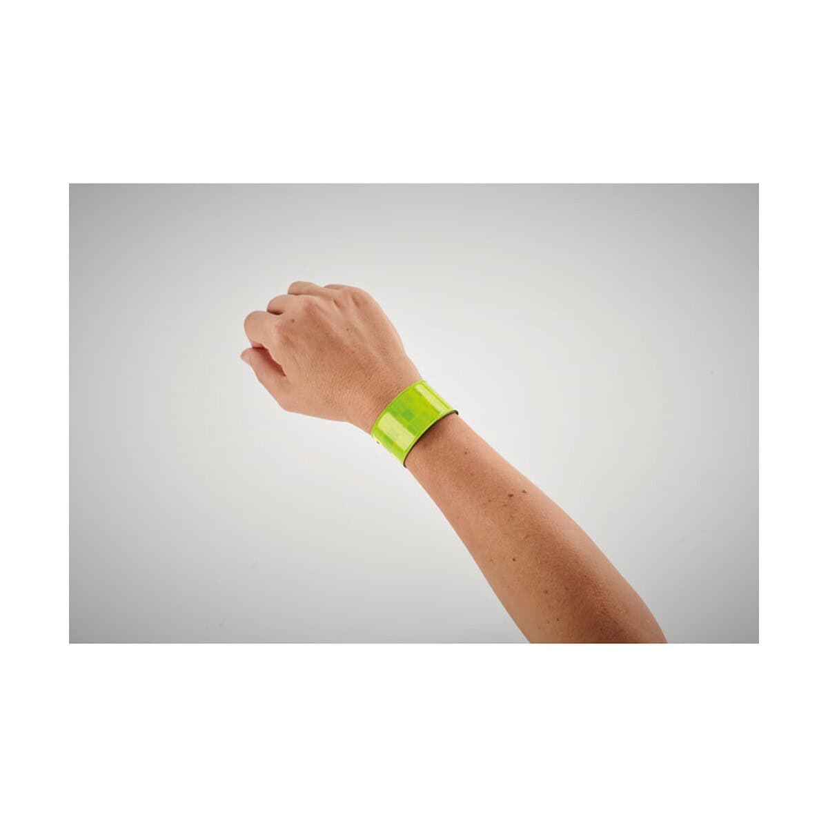 Odblaski z logo – odblaskowa opaska na ramię enrollo + kc8282-08-detail Bransoletka z personalizowanym nadrukiem na ręku, modny gadżet reklamowy, upominek firmowy na eventy.