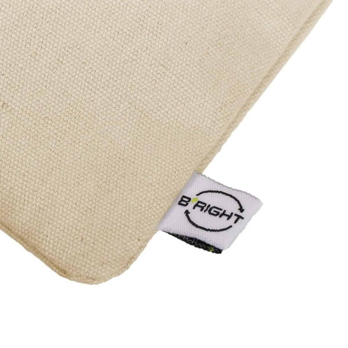 Okulary z logo – okulary przeciwsłoneczne b’right, bawełniane etui w komplecie | adam V7375-00_CDE01 Biała etykieta z logo firmy B FIGHT na beżowym materiale, miękki tekstylia gadżety promocyjne.