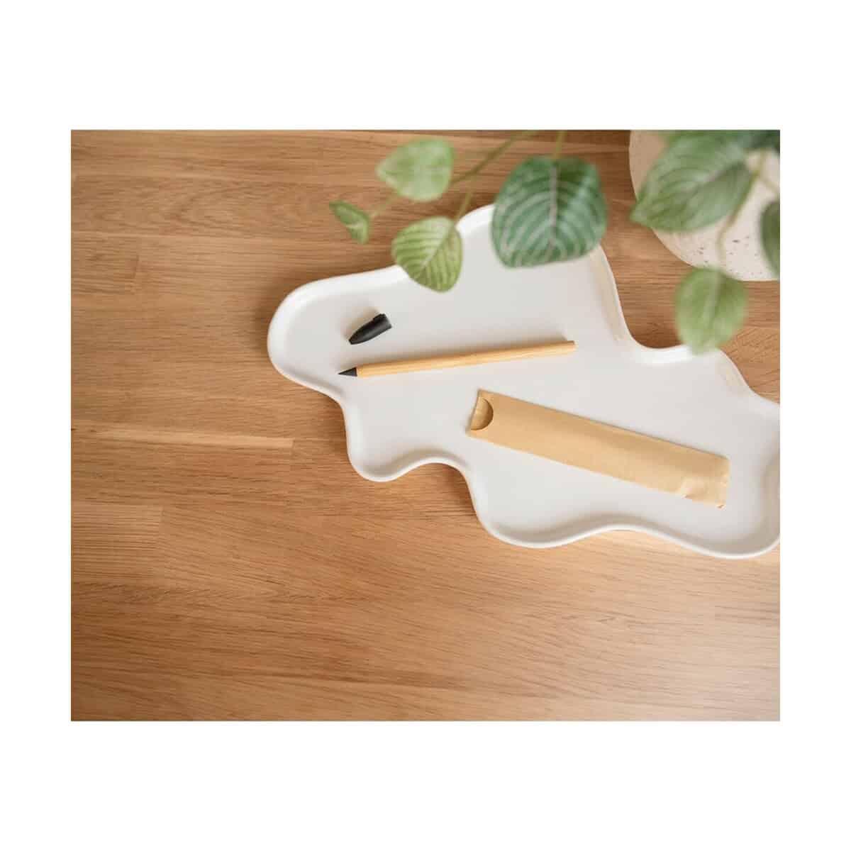 Ołówki z logo – bambusowy „wieczny” ołówek V1572_A 1. Akcesoria do pisania na ceramicznej tacy, idealne na prezent i do biura.