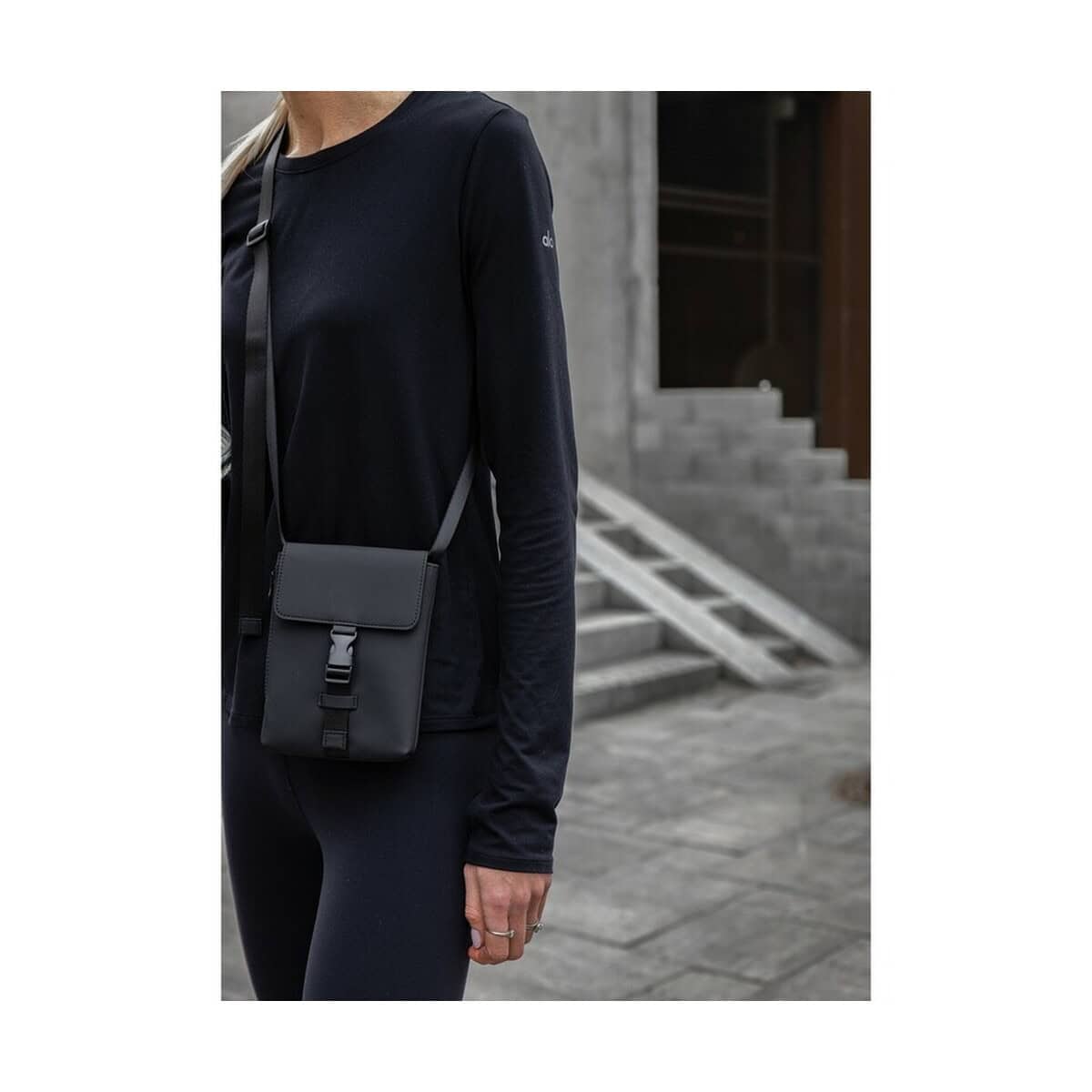 Organizery samochodowe z logo – organizer vinga baltimore VG655-03_V7630001__M_405 1. Elegancka czarna torebka na co dzień z aluminiową klamrą, modna i praktyczna.