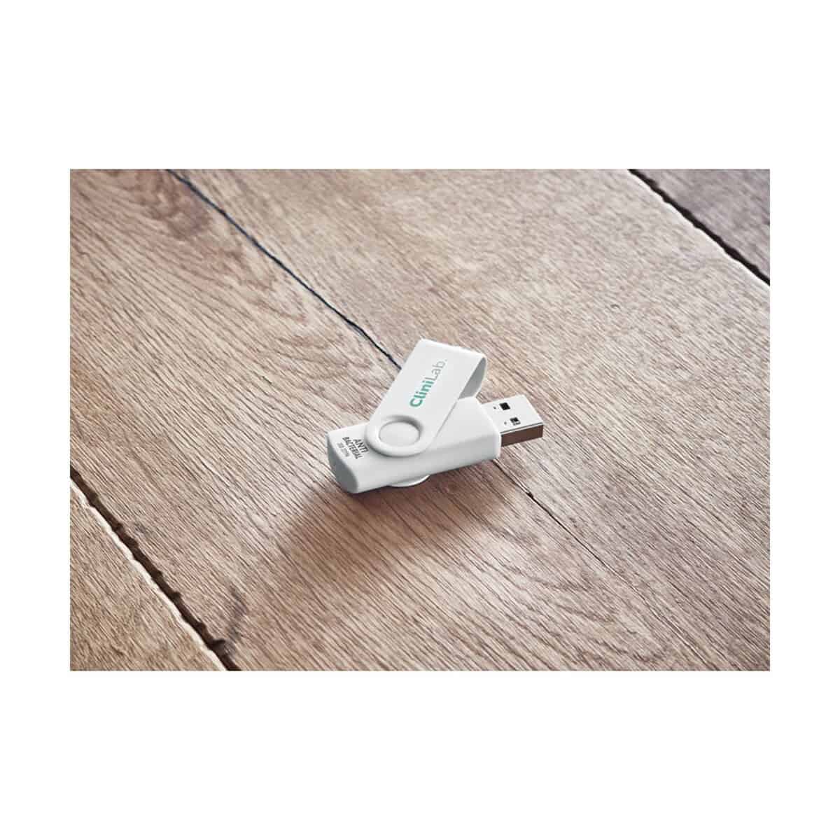 Pamięci USB z logo – antybakteryjne usb 16 gb tech clean mo1204-06-print Klucz USB z logo ClinLab na drewnianym stole, darmowe gadżety promocyjne, upominki reklamowe, breloczki USB, personalizowane gadżety promocja.