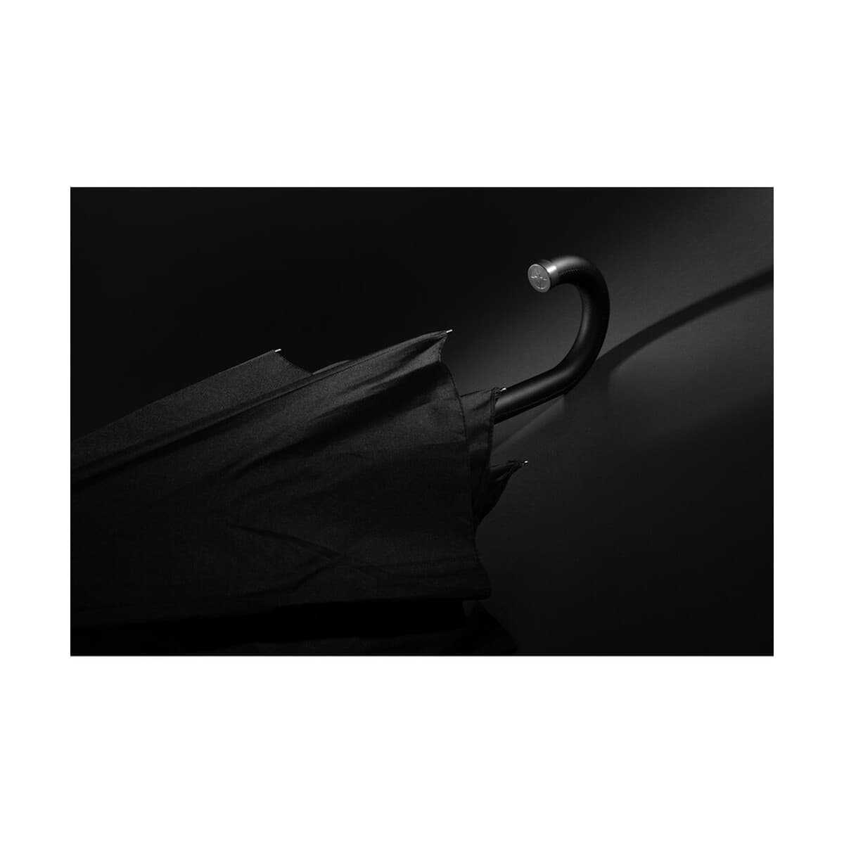 Parasole klasyczne z logo – parasol automatyczny 25″ swiss peak vero aware™ P850.7501__M_400 Czarny parasol na czarnym tle, elegancki gadżet promocyjny, personalizowane gadżety, upominki firmowe.